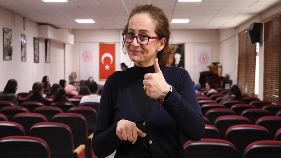 depremzede-ogretmen-eskisehir-de-isaret-dili-egitimi-veriyor
