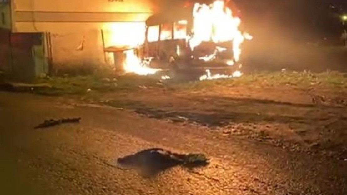 avcilar-da-seyir-halindeki-minibus-alev-aldi