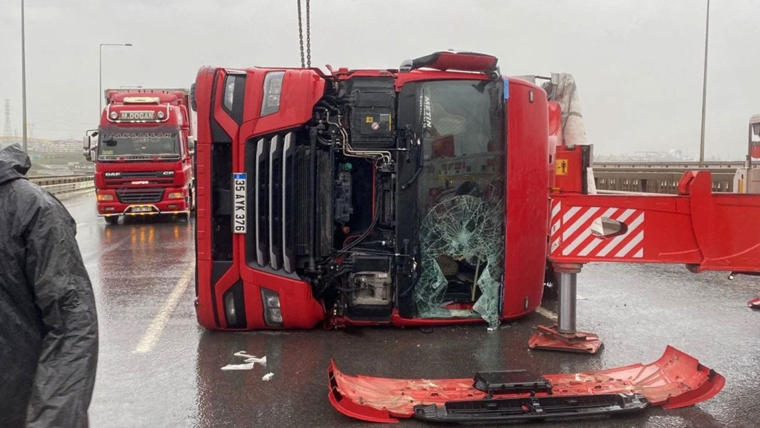 istanbul-da-firtina-nedeniyle-2-tir-devriye-girdi