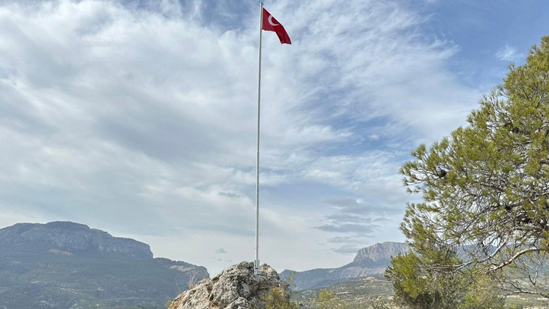 evren-mahallesi-nde-bayrak-diregi-yenilendi