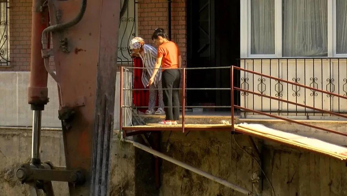 istanbul-da-bina-girisi-coktu-vincle-evlerine-girdiler