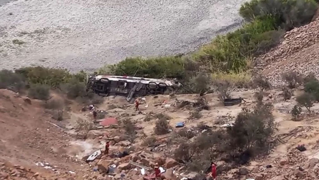 peru-da-yolcu-otobusu-ucuruma-dustu