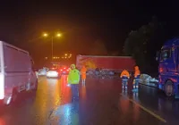 ankara-kara-yolunda-tir-bariyerlere-carpti