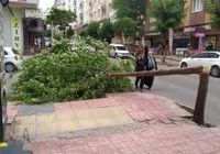 siddetli-ruzgar-otobus-duragini-devirdi