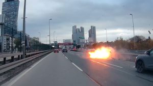 sisli-mecidiyekoy-de-kazada-otomobil-alev-aldi