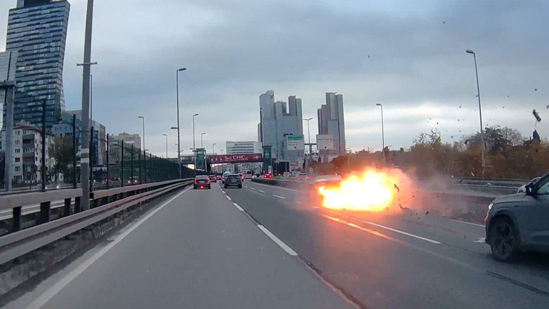 sisli-mecidiyekoy-de-kazada-otomobil-alev-aldi