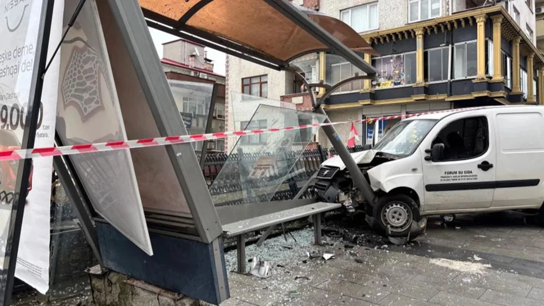 trabzon-da-arac-durak-carpti-facia-onledi