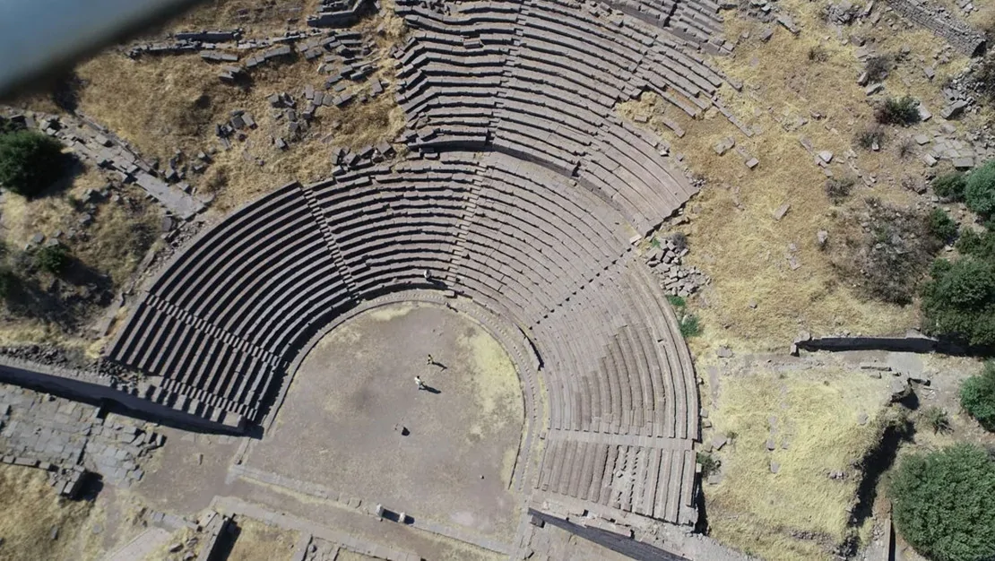 tiyatro-yeniden-hayat-buluyor