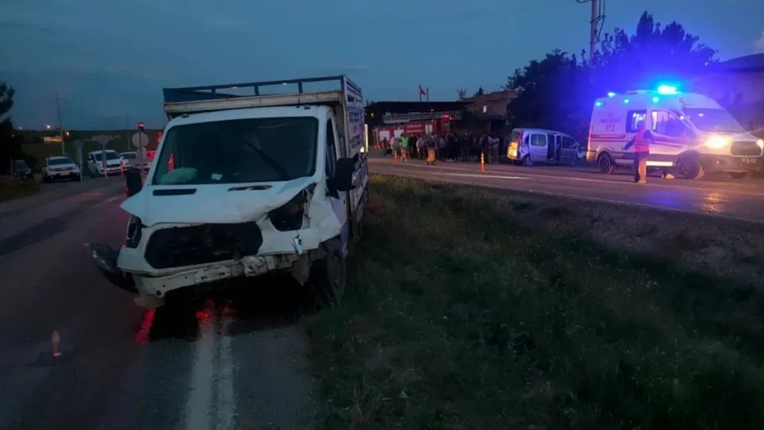 siirt-te-kamyon-ve-kamyonet-carpisti-6-kisi-yaralandi