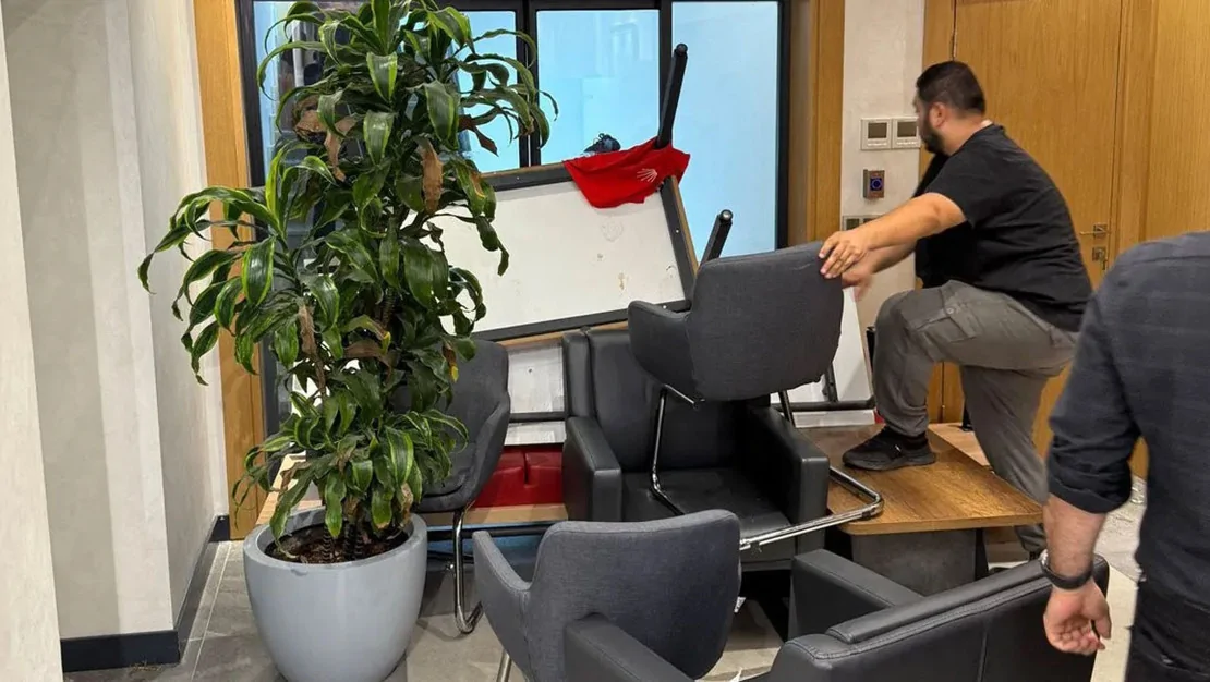 makam-katinda-barikatlar-kuruldu-chp-nin-girisine-engeller-kondu