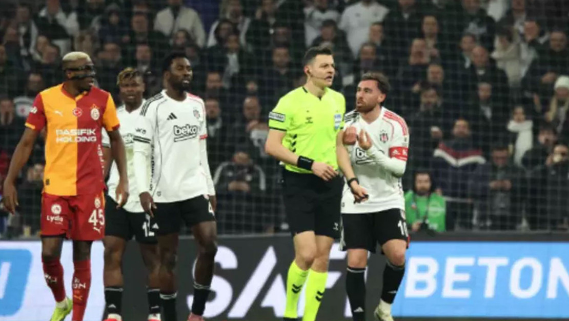 galatasaray-in-besiktas-derbisindeki-kart-istatistigi