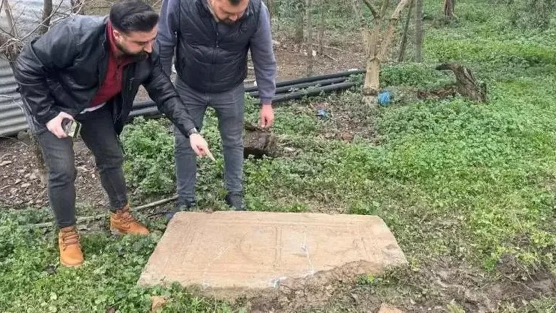 tarlada-bulunan-lahit-merak-uyandirdi