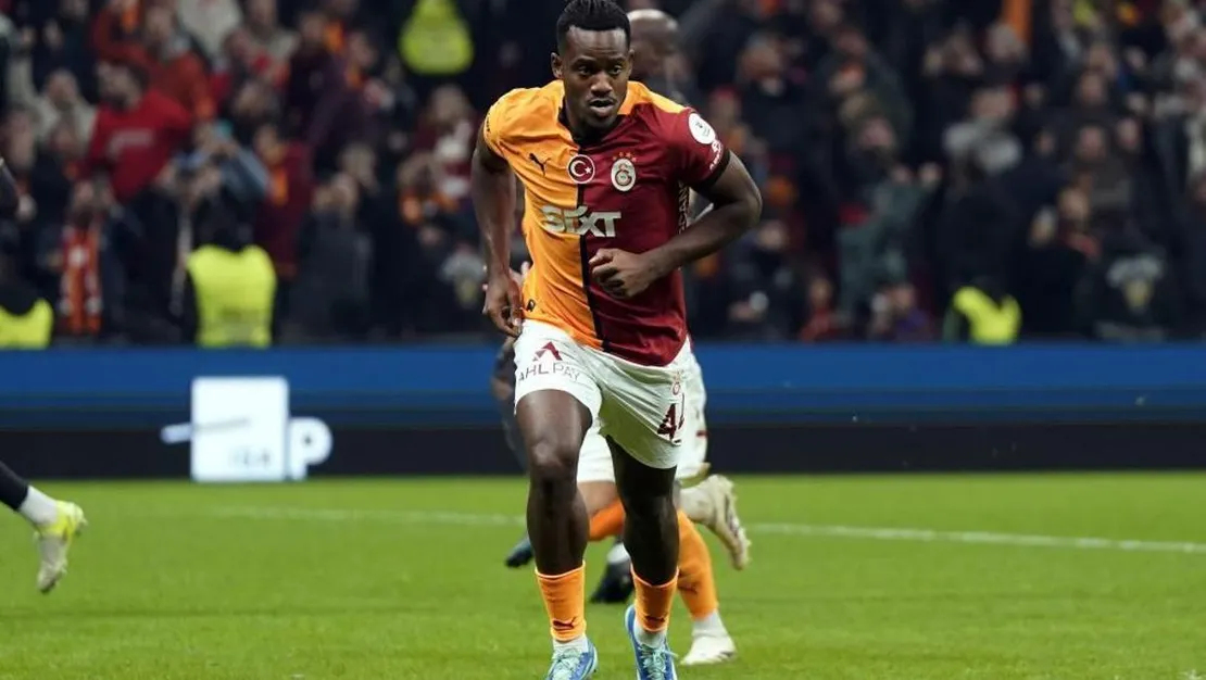 batshuayi-eintracht-frankfurt-a-imza-atti