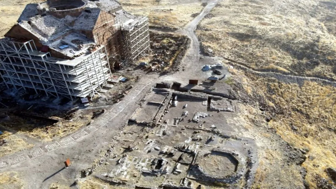 bakan-ersoy-duyurdu-ani-kazilarinda-selcuklu-kumbeti-bulundu