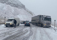 erzincan-sivas-kara-yolunda-kar-yagisi-ulasimi-aksatti