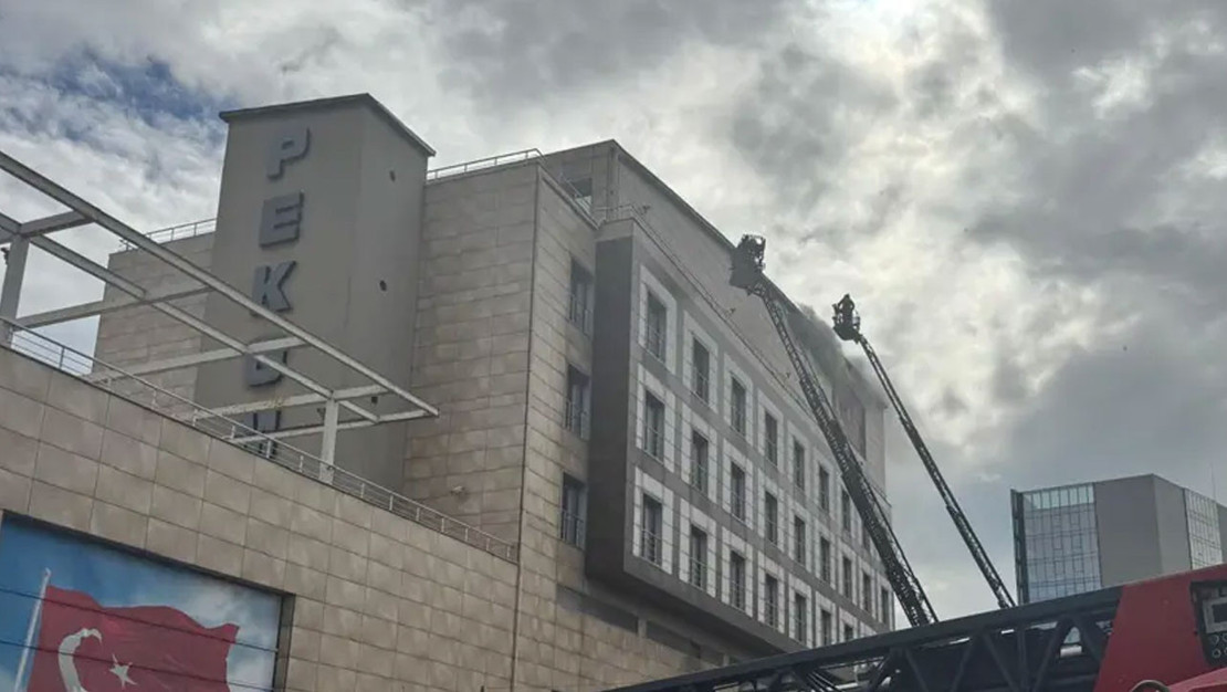 merter-polisevi-nde-yangin-cikti-itfaiye-mudahale-etti