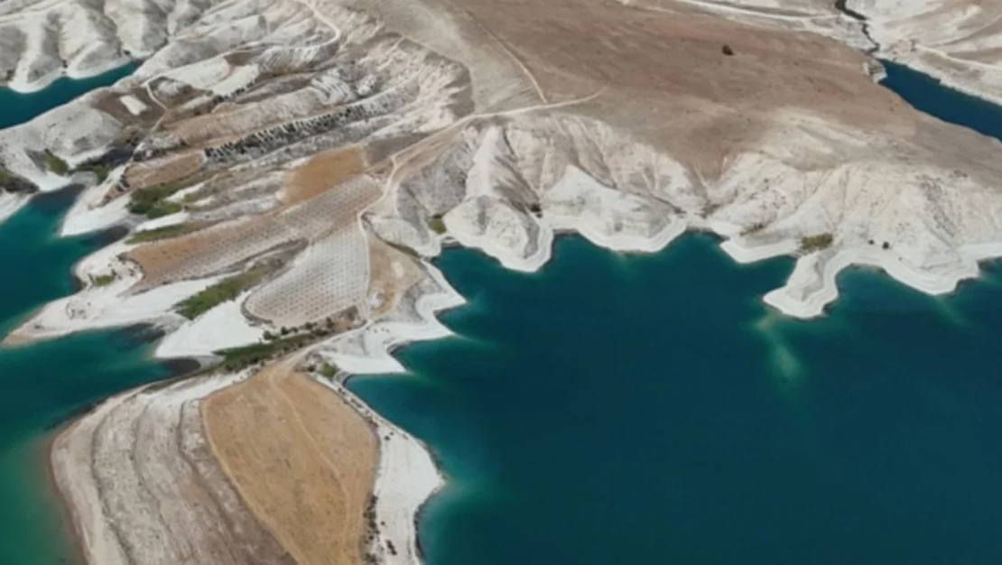 ataturk-baraji-nda-sular-cekildi-adaciklar-ortaya-cikti