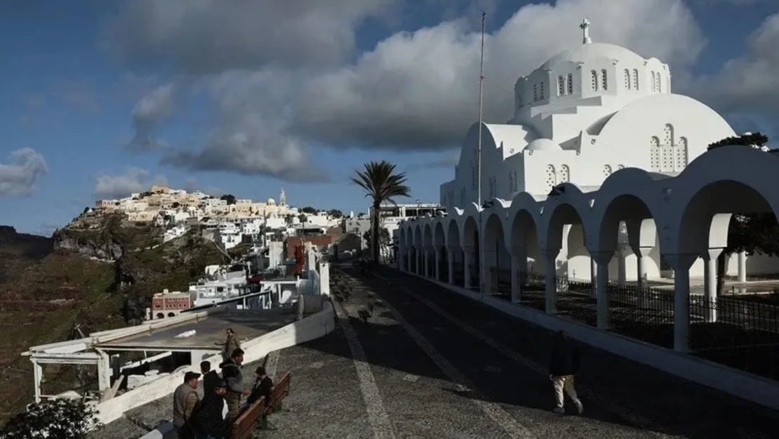 deprem-tehdidi-santorini-yi-bosaltti