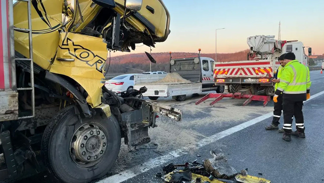 kuzey-marmara-otoyolu-nda-kamyon-tir-a-carpti