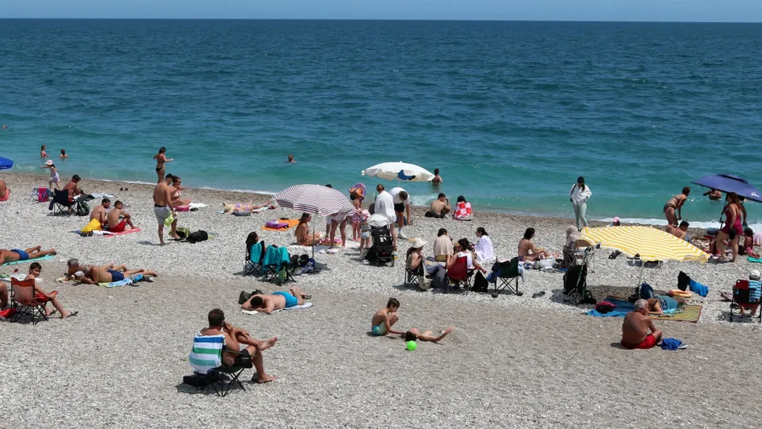 antalya-da-sicak-hava-denizi-cekti