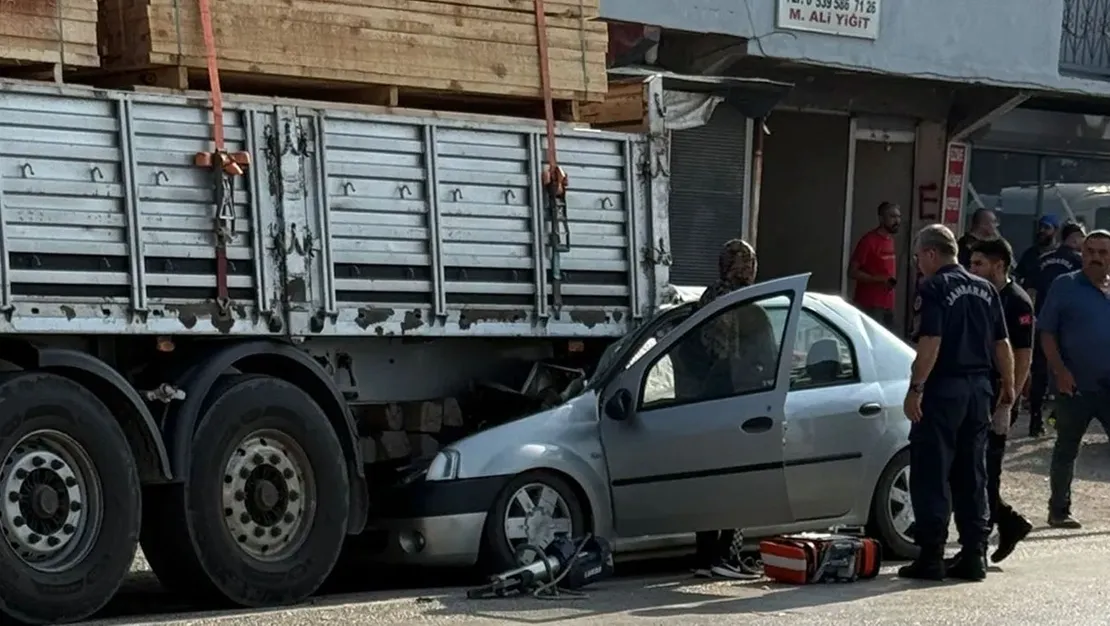 adana-da-tir-a-otomobil-carpti-1-olu