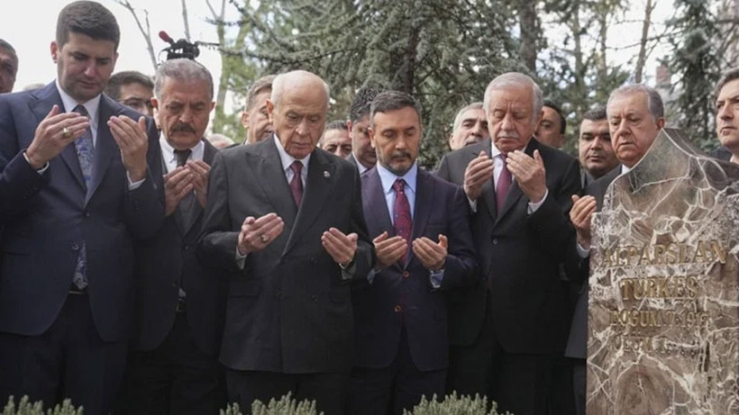 devlet-bahceli-alparslan-turkes-i-mezari-basinda-andi