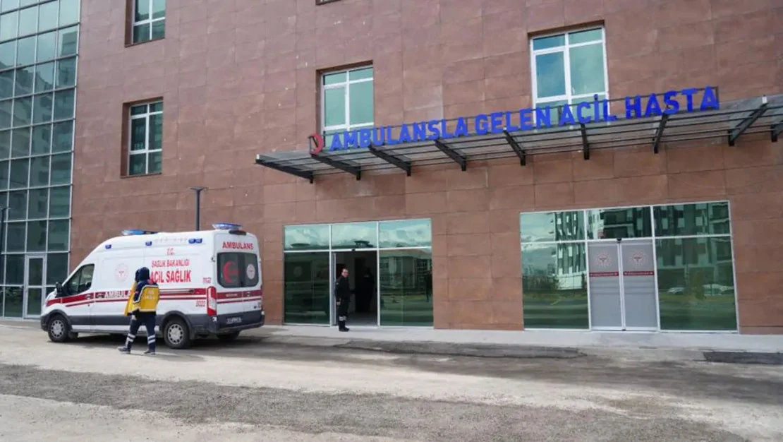 banyoda-su-dolu-kovaya-dustu