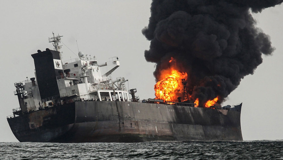 kandira-aciklarinda-rus-tankerlerde-patlama-ve-yangin