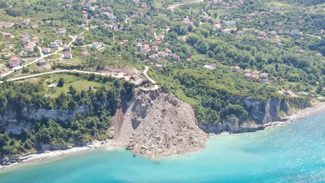 kastamonu-da-heyelan-yol-kapatildi-denizle-birlesti