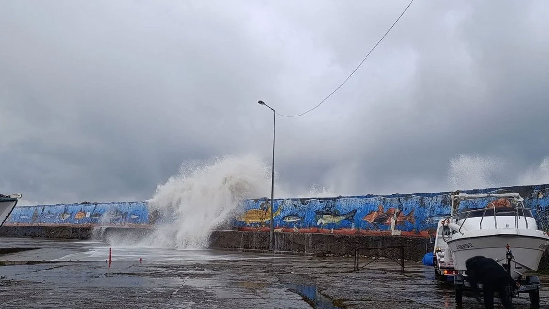 akcakoca-da-ruzgar-dalga-yuksekligini-5-metreye-cikardi