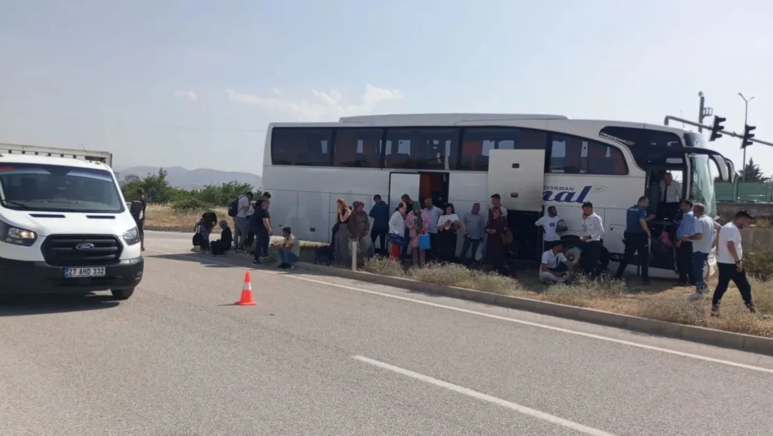 malatya-da-kamyonet-ile-otobus-carpisti