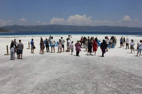 Salda Gölü’ne ziyaretçi akını Salda Gölü'ne ziyaretçi akını