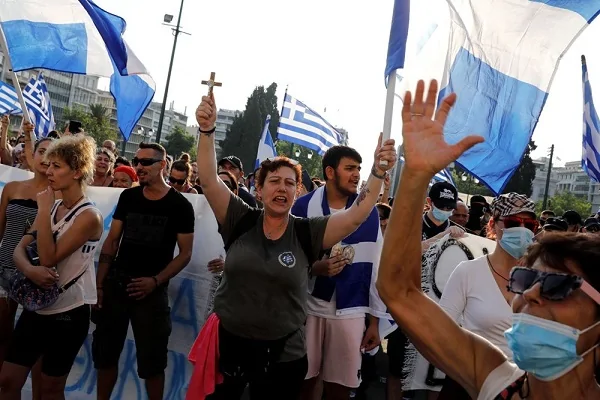 Aşı karşıtları polisle çatıştı