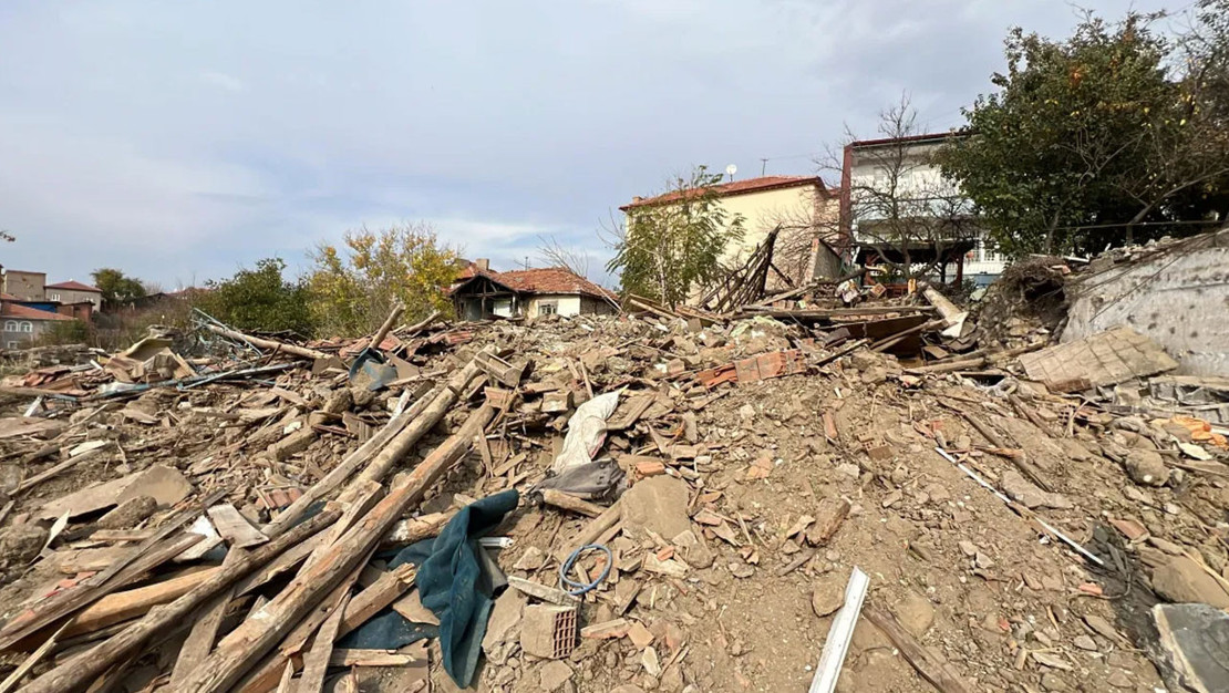 corum-da-iki-katli-metruk-ev-coktu