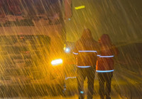 karla-kaplanan-yolda-mahsur-kalanlarin-yaninda-kizilay-var