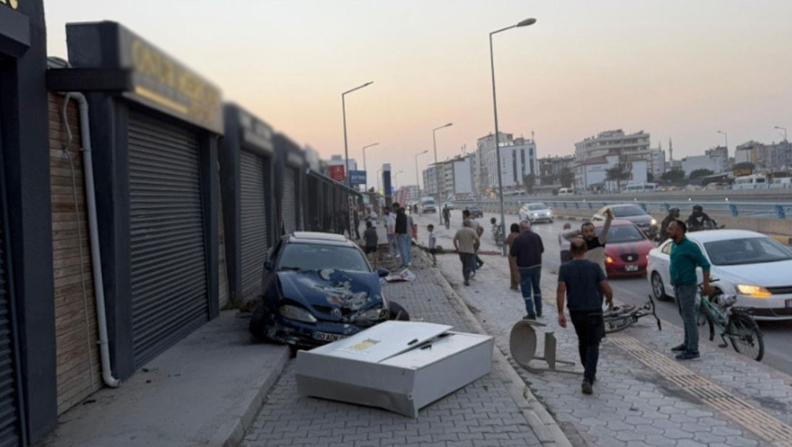 iskenderun-da-kaldirimda-yuruyen-cocuga-otomobil-carpti