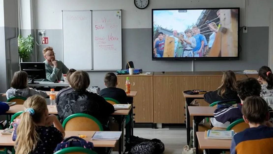 ingiltere-de-9-yasindaki-kizlarinin-okulunu-elestiren-veliler-gozaltina-alindi