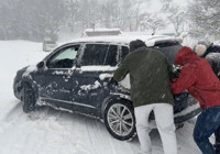 karabuk-bartin-yolunda-kar-kalinligi-1-5-metreyi-asti