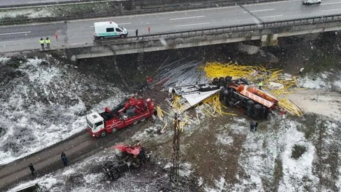 duzce-de-koprude-feci-kaza-2-olu