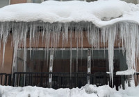 yuksekova-da-dondurucu-soguklar-buz-sarkitlarini-olusturdu