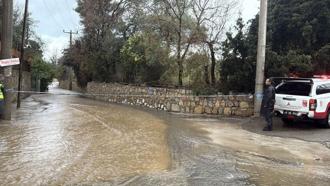 bodrum-da-saganak-yagis-sokaklari-su-icinde-birakti