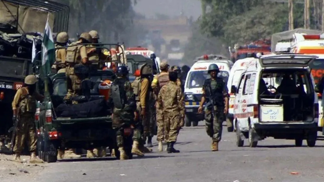 pakistan-da-yola-dosenen-bomba-patladi-11-olu