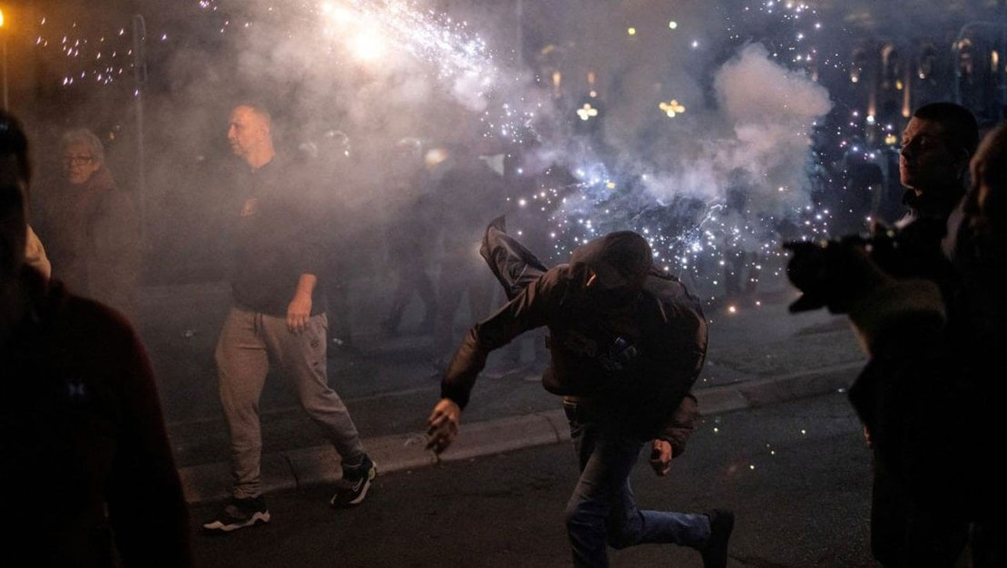 sirbistan-da-catisma-havai-fisekle-ates-acildi