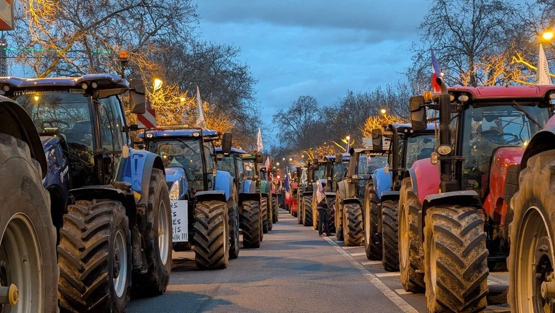 fransiz-ciftciler-traktorlerle-paris-e-ulasti