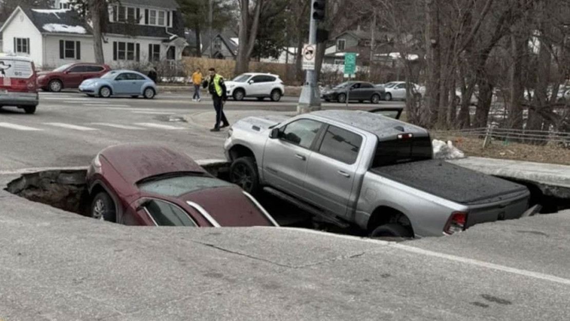 omaha-da-yol-cokmesi-iki-arac-cukura-gomuldu