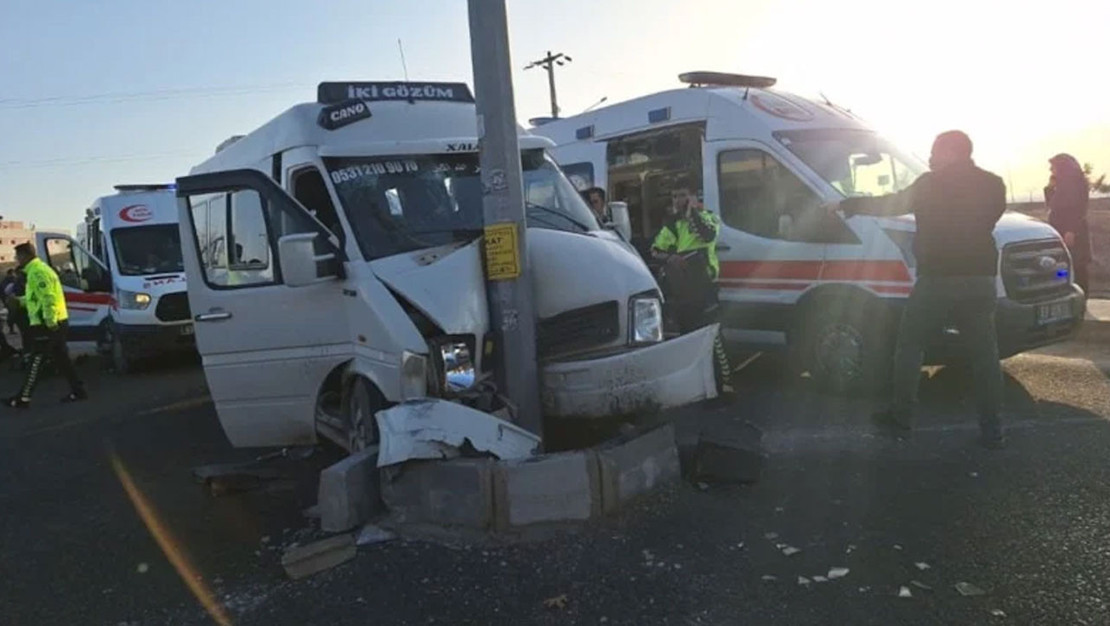 sanliurfa-da-iscileri-tasiyan-minibus-direge-carpti