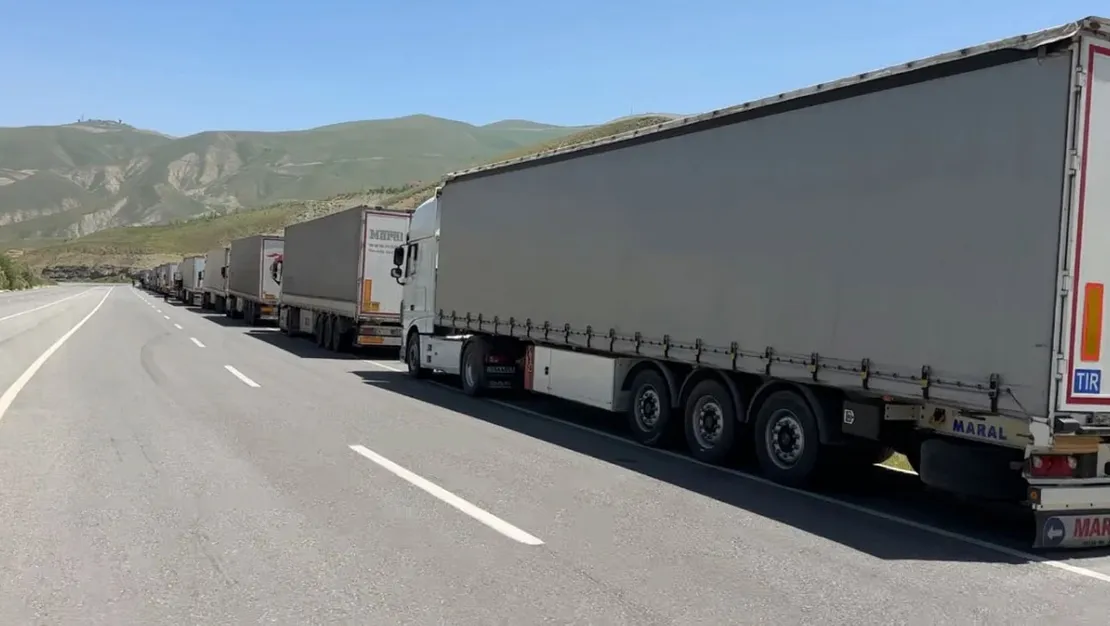 turkiye-iran-sinirinda-10-km-tir-kuyrugu