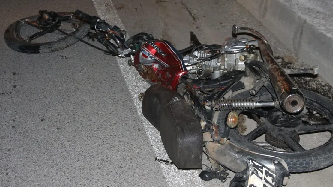 motosikletle-carpisan-arac-iki-kisi-oldu