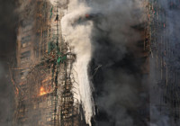 hong-kong-da-gokdelende-yangin-2-kisi-agir-yarali