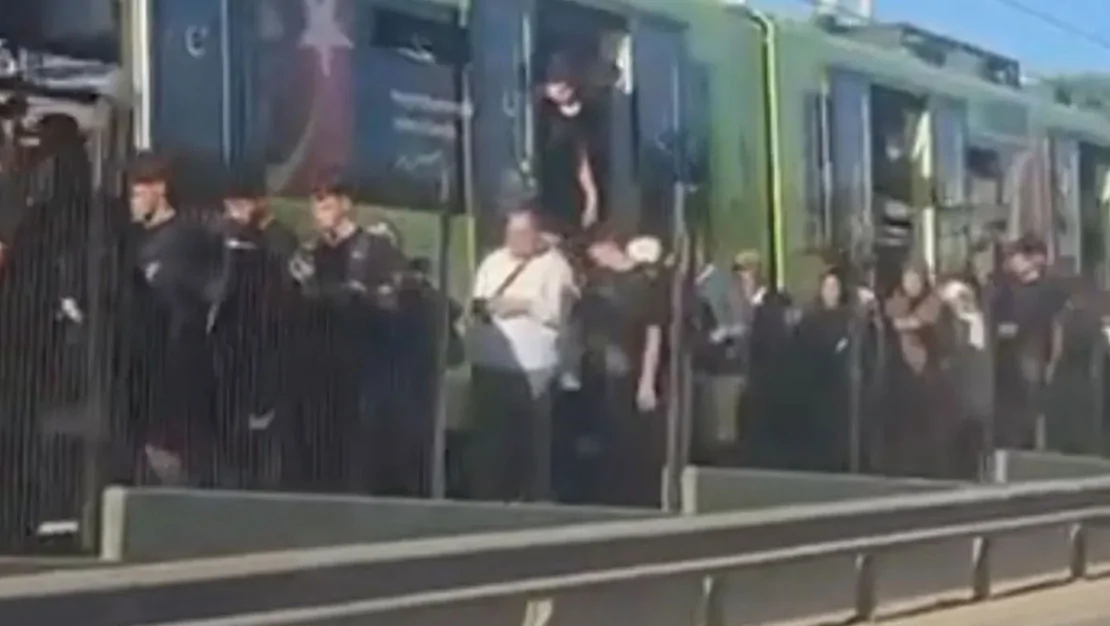 bursaray-metro-arizasi-yolcular-raylarda-yurudu